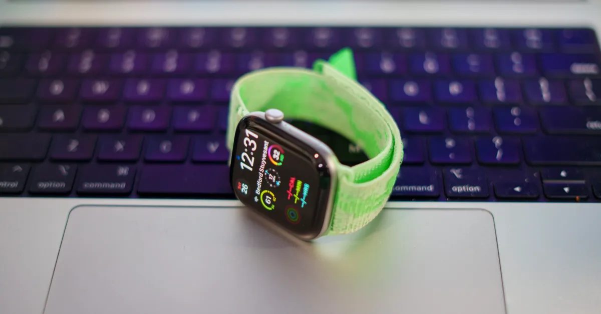 Apple Watch Series 12, yeni özellikleri ve geliştirilmiş tasarımı ile dikkat çekiyor.