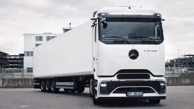 Mercedes-Benz Türk elektrikli kamyon üretimi için Aksaray fabrikası hazırlık yapıyor.
