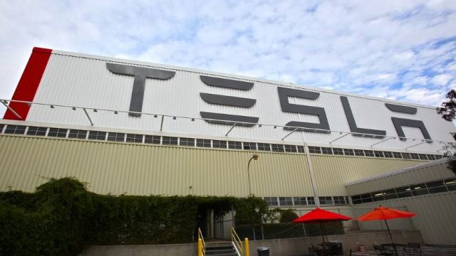 Tesla'nın Avrupa'daki megacharger istasyonları, elektrikli araçların şarj edilmesine olanak tanıyacak.