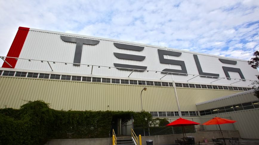 Tesla'nın Avrupa'daki megacharger istasyonları, elektrikli araçların şarj edilmesine olanak tanıyacak.