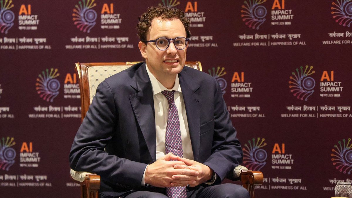 AI tabanlı botnet tehdidi hakkında bilgi veren Dario Amodei