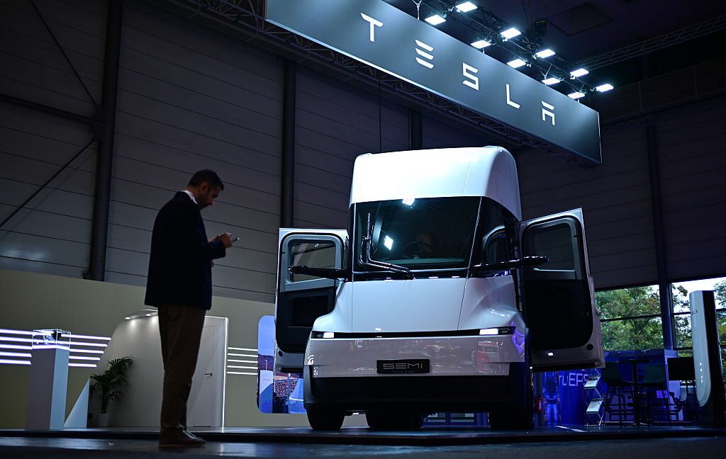 Tesla Semi, elektrikli kamyon pazarında zorluklarla karşılaşıyor