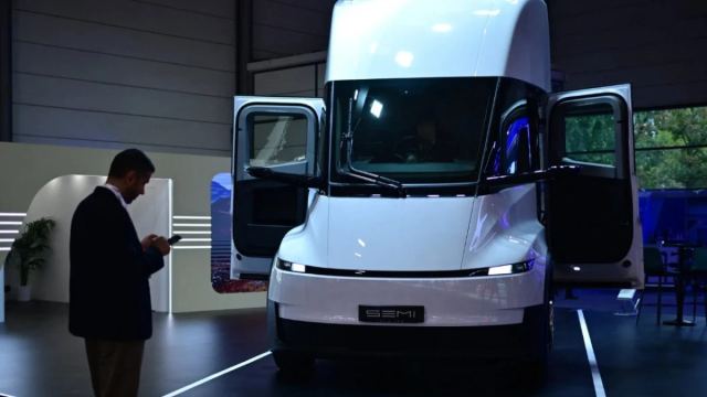 Tesla Semi elektrikli kamyon, üretime geçiş süreci ve menzil özellikleri