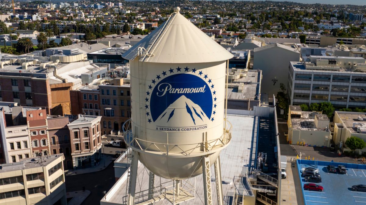Paramount Warner Bros. satın alım süreci hakkında bilgi veren bir görsel.