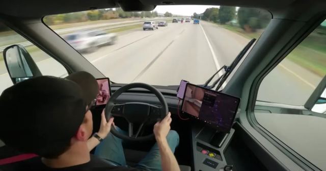 Tesla Semi, 2,500 elektrikli kamyon siparişi alarak ABD pazarında önemli bir adım attı.