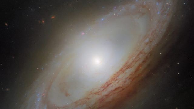 NGC 4698 galaksisi Hubble Uzay Teleskobu ile görüntülendi.