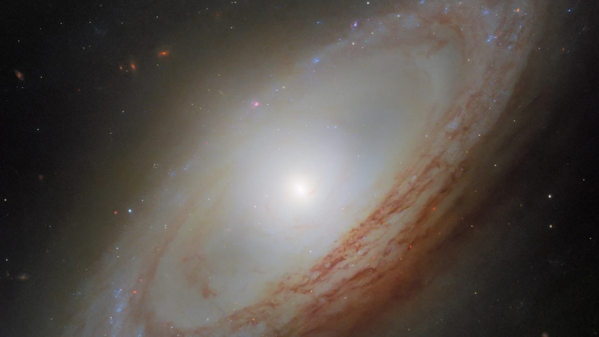 NGC 4698 galaksisi Hubble Uzay Teleskobu ile görüntülendi.