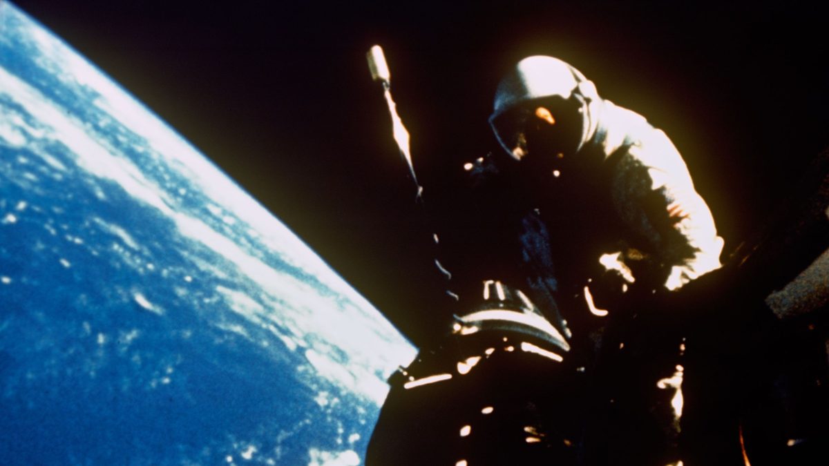 Gemini 11 uzay aracı, 1966'da uzayda rekor yükseklikte dolaşıyor.