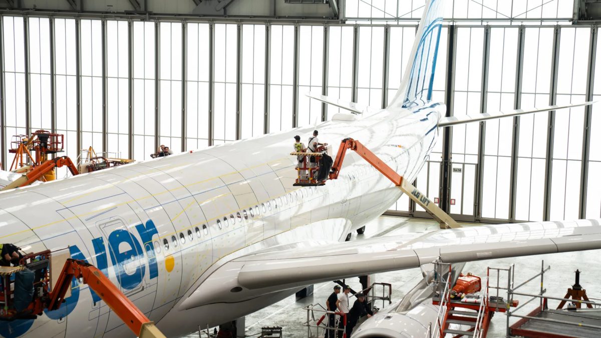 Lufthansa'nın AeroSHARK yüzey filmi ile Airbus A330'daki yakıt tasarrufu denemesi.
