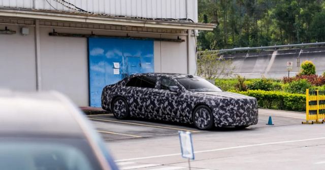 BYD Yangwang elektrikli araç, ultra-lüks sedan tasarımı ve solid-state batarya teknolojisi ile dikkat çekiyor.