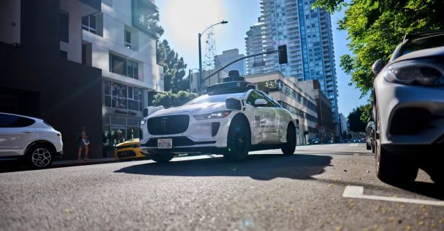 Waymo robotaksisi, yolcuları polise ihbar etti