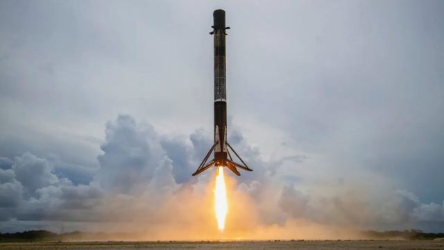 Falcon 9 roketinin iniş ekibi, Neil Armstrong Uzay Ödülü'nü kazandı.