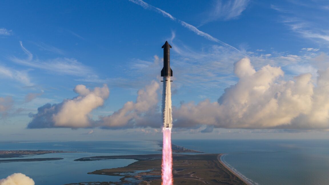 SpaceX'in Starship roketi orbital uçuş gerçekleştiriyor ve Starlink uyduları dağıtıyor.