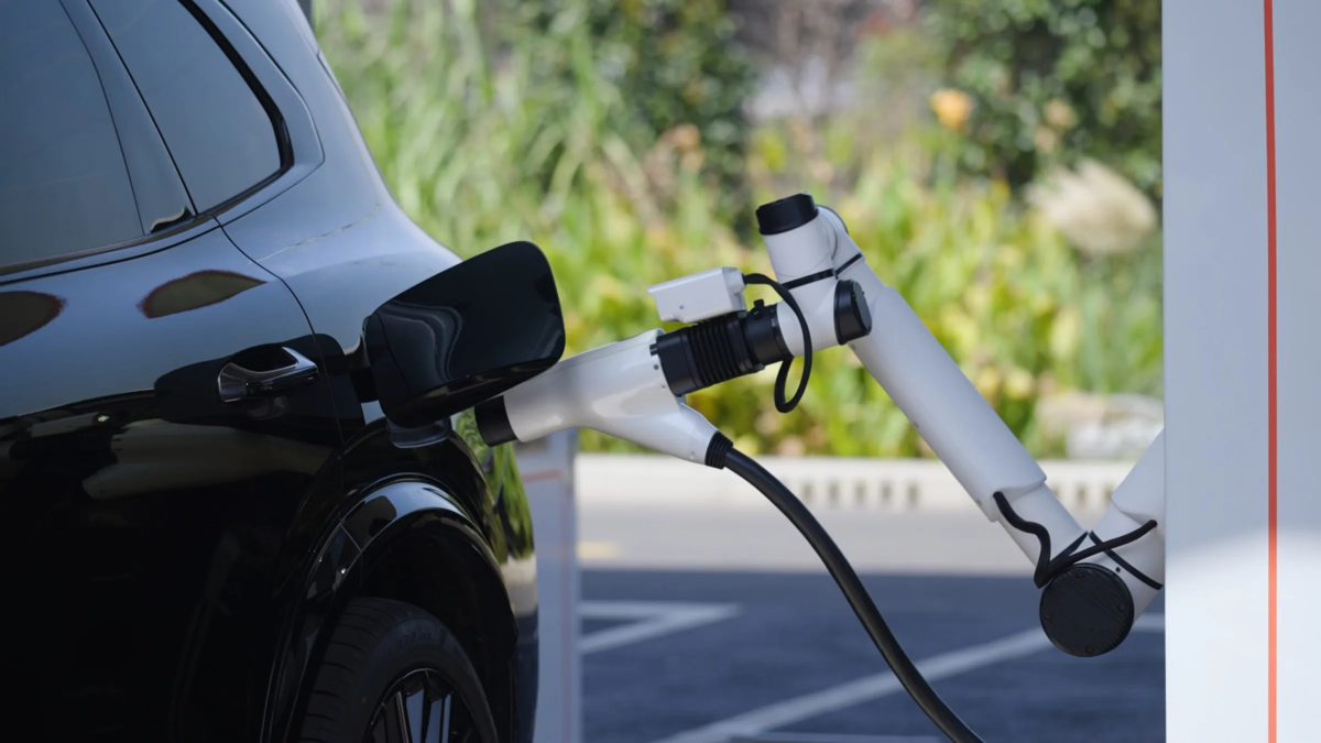 Geely'nin yeni şarj sistemi 2,25 MW tepe güce sahip, elektrikli araçlar için hızlı şarj imkanı sunuyor.