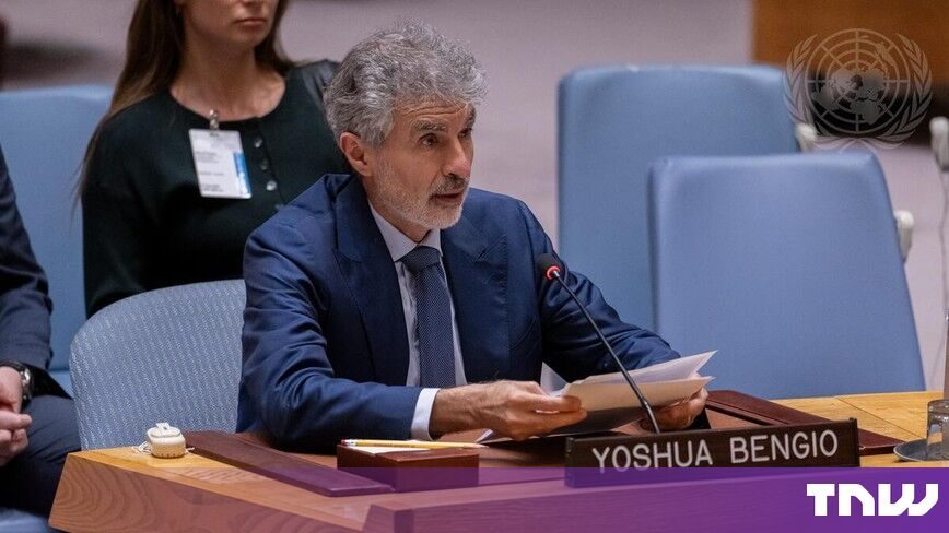 Yoshua Bengio konuşma yaparken, sınır AI ve güvenlik riskleri hakkında bilgi veriyor.