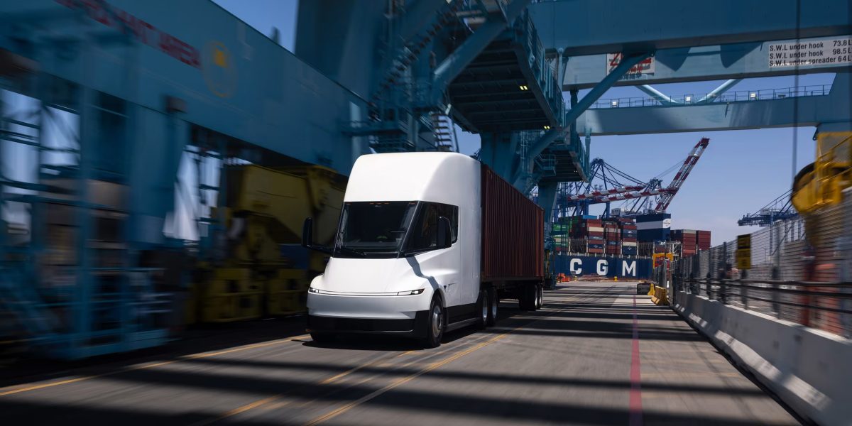 Tesla Semi elektrikli kamyon, yeni teknoloji ile çevre dostu taşımacılık.