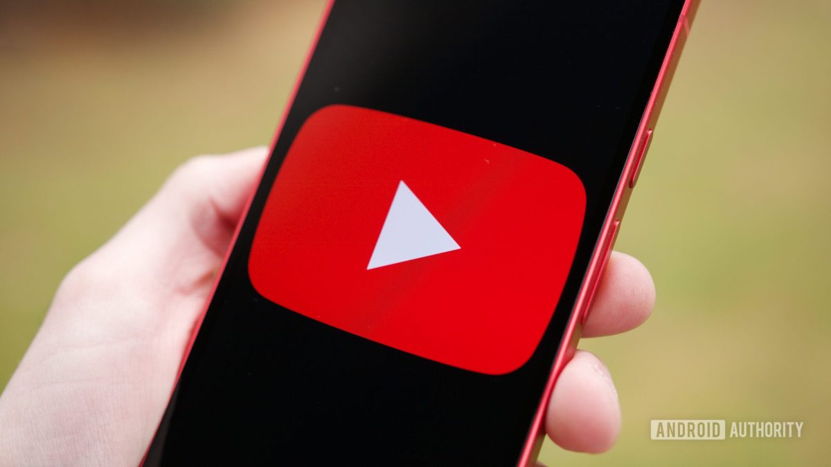 YouTube mobil uygulamasında Ask YouTube sohbet tarzı arama özelliği.