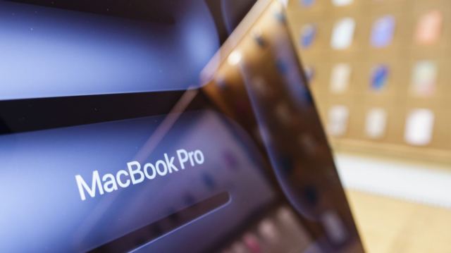 Yeni OLED ekranlı MacBook Pro, hafif tasarımı ile dikkat çekiyor.
