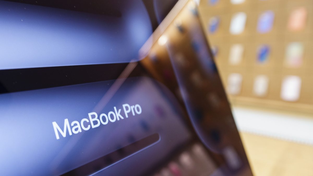 Yeni OLED ekranlı MacBook Pro, hafif tasarımı ile dikkat çekiyor.