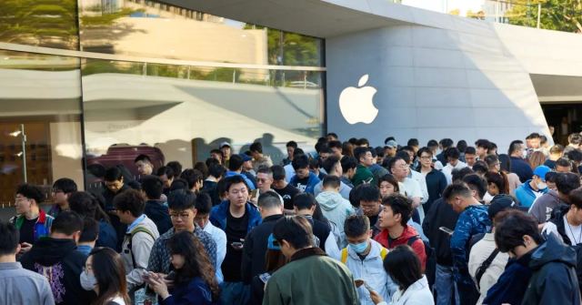 iPhone Duo lansmanı sırasında Apple Store önünde oluşan uzun kuyruklar.
