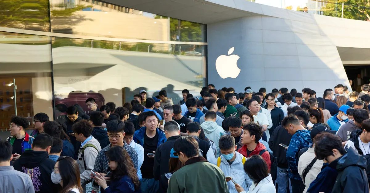 iPhone Duo lansmanı sırasında Apple Store önünde oluşan uzun kuyruklar.