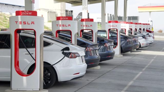 Tesla Supercharger acil kaçış özelliği ile güvenliği artırıyor