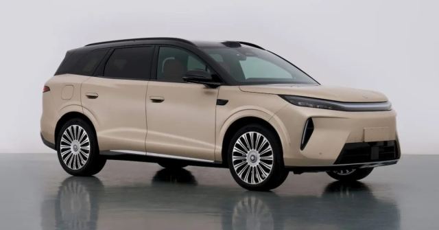BYD Tang EV, 690 beygir gücü ve iki büyük ekran ile dikkat çeken elektrikli SUV.