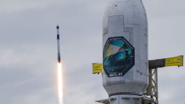 SpaceX Starship roketinin orbital lansmanı, uzayda Starlink uyduları ile birlikte.