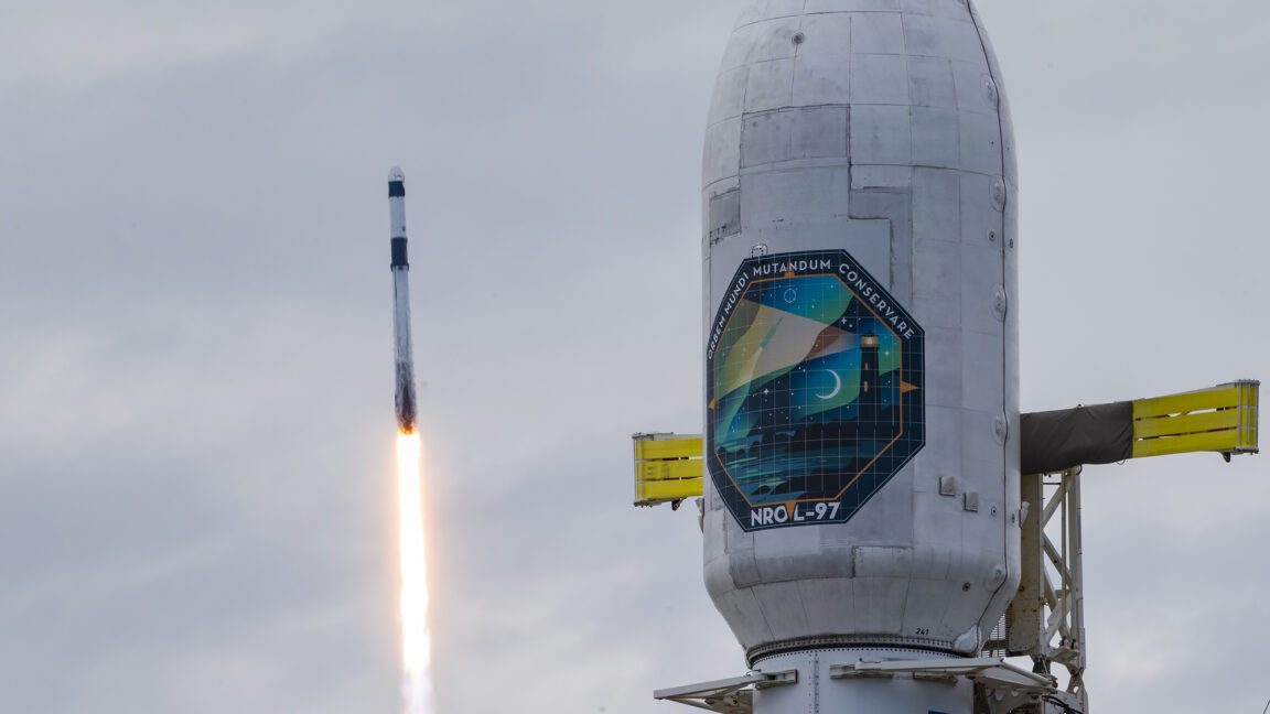 SpaceX Starship roketinin orbital lansmanı, uzayda Starlink uyduları ile birlikte.