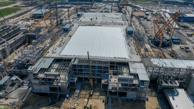 Intel çip fabrikasında patlama sonrası yangın ve kurtarma çalışmaları.
