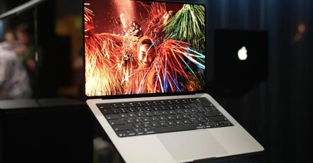Yeni dokunmatik MacBook Pro, 14,549 dolara kadar fiyatlandırma ile dikkat çekiyor.