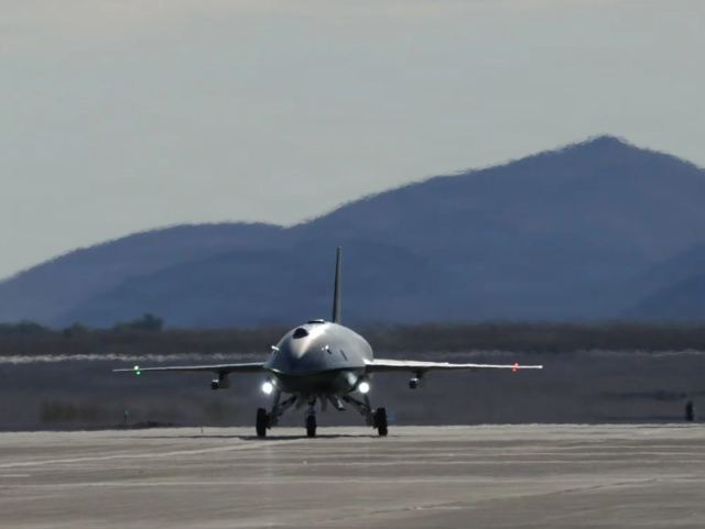 F-22 pilotunun YFQ-44A insansız uçağa taktik komutlar verdiği an.