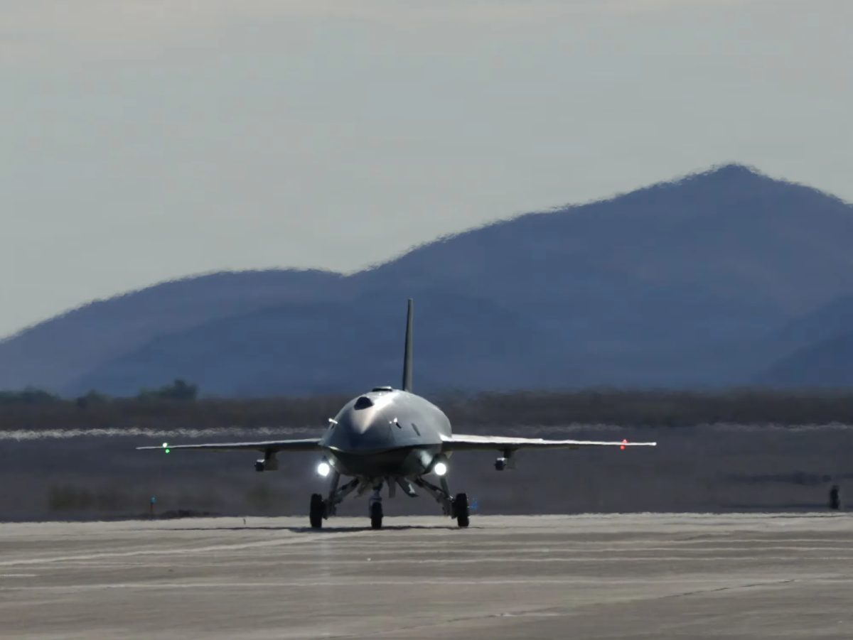 F-22 pilotunun YFQ-44A insansız uçağa taktik komutlar verdiği an.