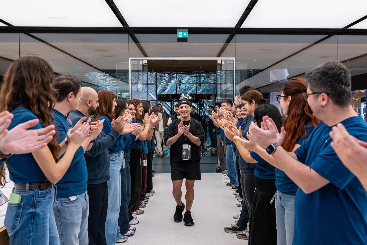 iPhone Duo, Apple Zorlu mağazasında ilk kullanıcılarıyla buluştu.
