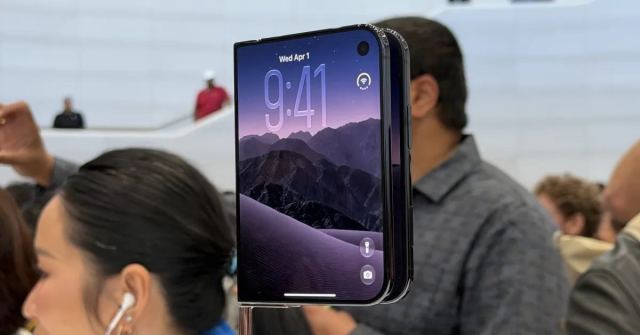 iPhone Duo katlanabilir telefon, 5.4 inç dış ekran, 7.6 inç iç ekran.
