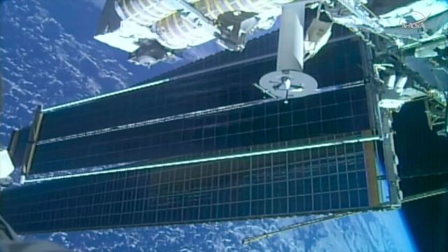 Uluslararası Uzay İstasyonu'nda gerçekleştirilen 100. uzay yürüyüşü sırasında astronotlar güneş paneli kuruyor.
