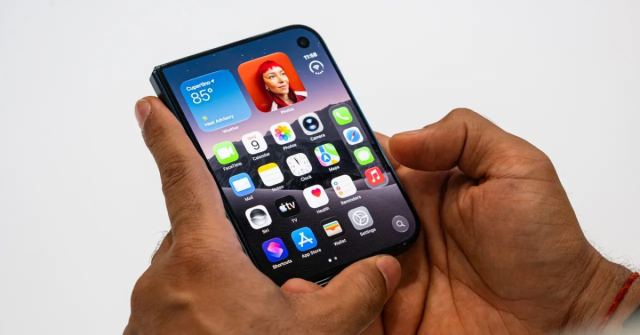 iPhone Duo katlanabilir akıllı telefon, 5.4 inç dış ekran ve 7.6 inç iç ekran özellikleriyle.