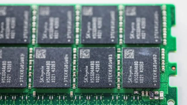Dell CEO'su Michael Dell bellek kıtlığı hakkında açıklamalarda bulunuyor.