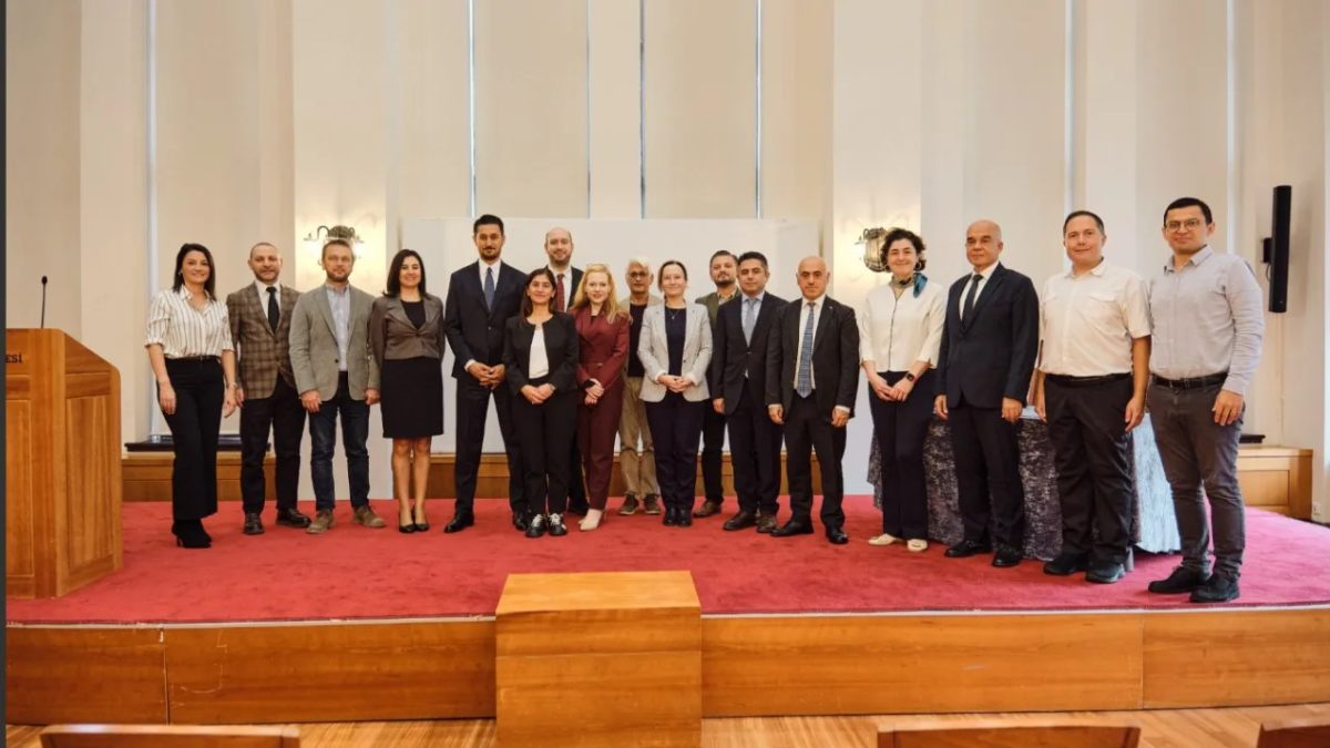 Beş banka ortak yapay zeka modeli geliştiriyor, dolandırıcılık tespiti için güvenli yöntemler kullanılıyor.