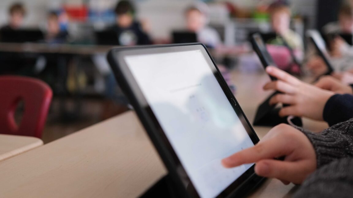 E-Rate programı ve ABD'deki okulların internet erişimi protestosu