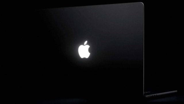 Yeni MacBook Pro, dokunmatik OLED ekran ve aydınlatmalı Apple logosu ile dikkat çekiyor.