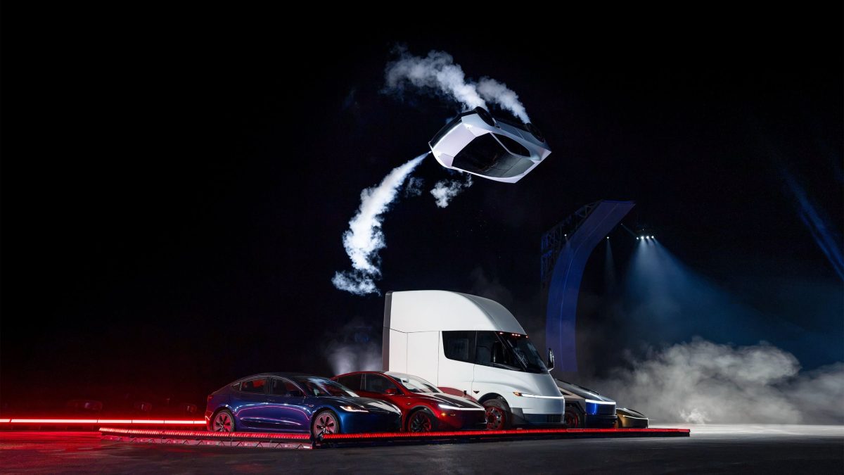 Tesla Roadster, SpaceX itici sistemleri ile havada süzülüyor.