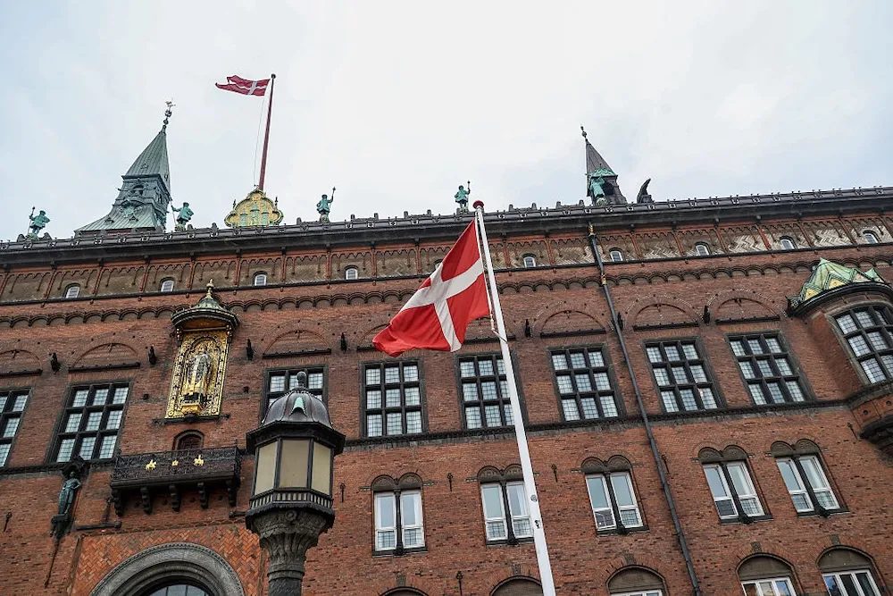 Danimarka veri ihlali ile ilgili görsel, 8 milyon vatandaşın verilerini etkileyen siber saldırı.