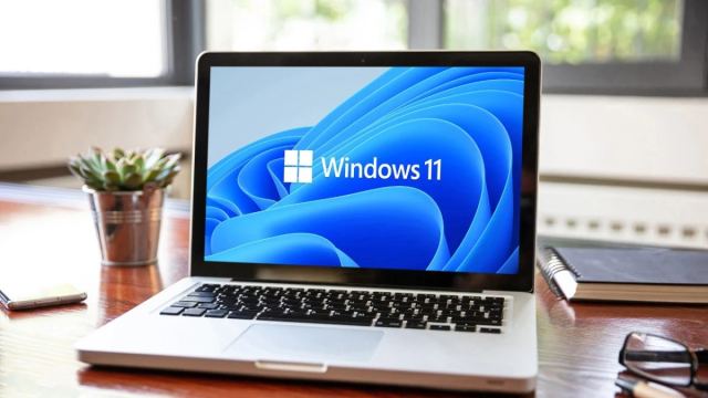 Windows 11 performans iyileştirmeleri ile daha hızlı bir kullanıcı deneyimi sunuyor.