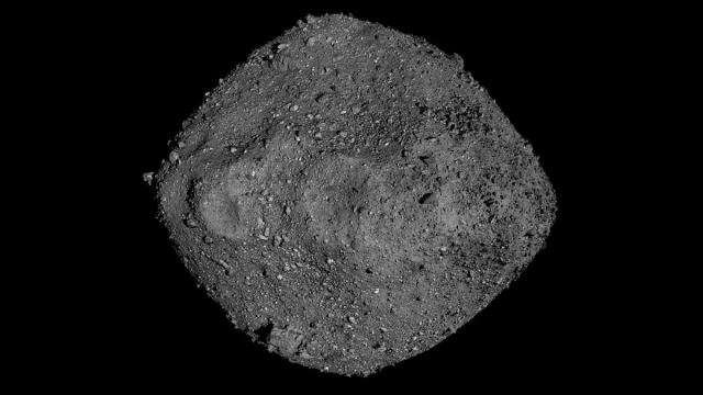 NASA'nın OSIRIS-REx uzay aracı, Bennu asteroidi üzerindeki örnekleri topladı.