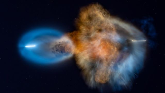 SpaceX fırlatışı sonrası gökyüzünde oluşan dev meduza görüntüsü.
