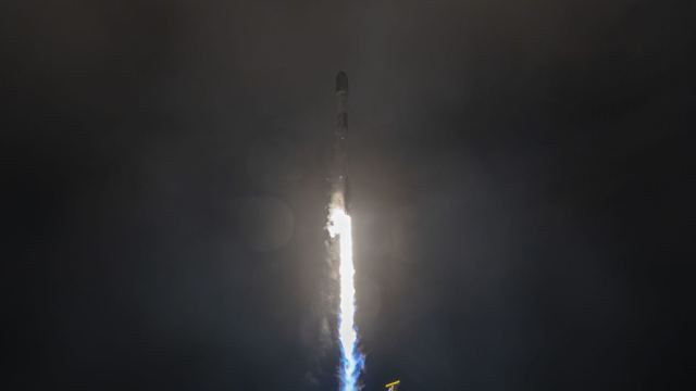 SpaceX Falcon 9 roketi Kaliforniya'dan Starlink uydularını fırlatırken.