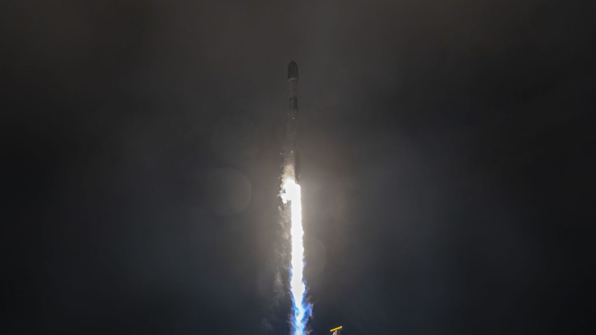 SpaceX Falcon 9 roketi Kaliforniya'dan Starlink uydularını fırlatırken.