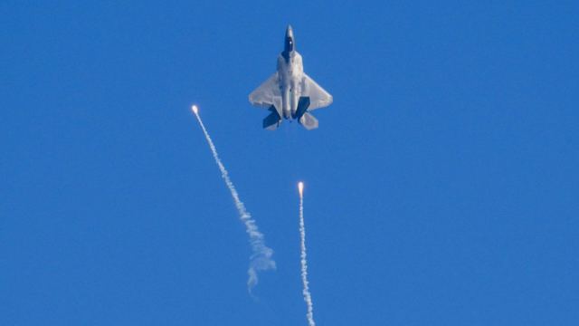 F-22 Raptor ve Anduril YFQ-44A Fury insansız hava aracı simüle edilmiş savaşta