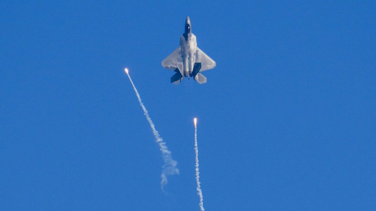 F-22 Raptor ve Anduril YFQ-44A Fury insansız hava aracı simüle edilmiş savaşta